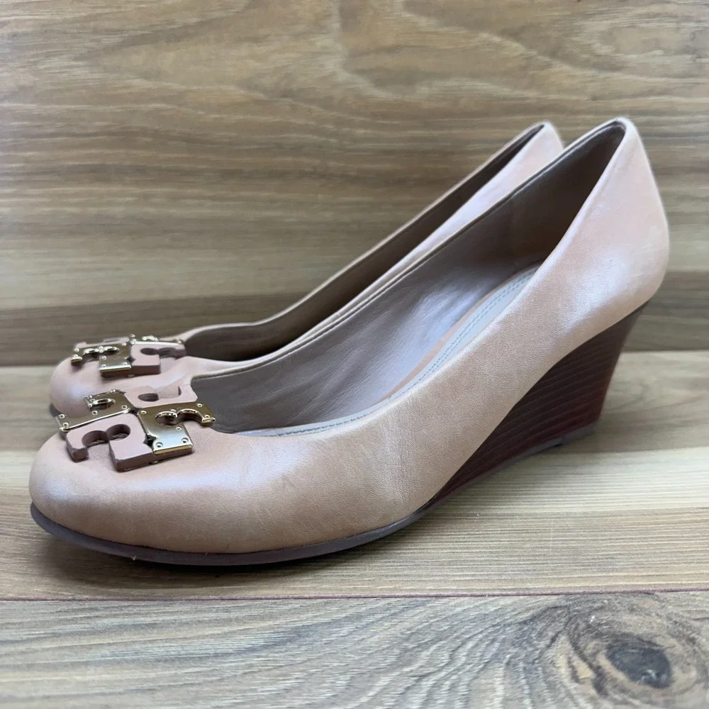 Tory Burch Lowell Wedge Pumps 7.5 M Camel Tan Leather Dress Office Gold Logo